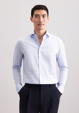 Witte langarmshirt met blauw ruitpatroon, voorzien van een button-down kraag en een gladde stoftextuur, gecombineerd met donkere broeken.