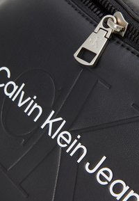 Calvin Klein Jeans MONOGRAM SOFT WAISTBAG UNISEX - Torbica za okoli pasu - black