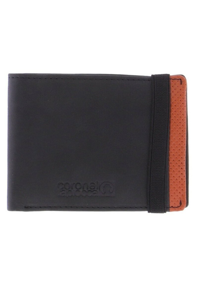 Cartera de cuero negro con acentos perforados en naranja, que cuenta con una banda elástica para un cierre seguro. Logotipo grabado en la esquina inferior izquierda.