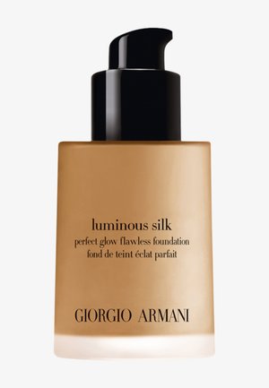 Glasflasche mit Giorgio Armani Luminous Silk Foundation; beige mit schwarzem Pumpspender, mit schwarzem Text auf der Vorderseite. Glatte, cremige Textur.