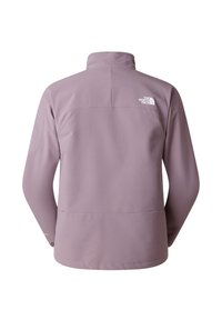 Giacca softshell lilla chiaro con colletto alto. Presenta una superficie testurizzata e un logo bianco sulla parte superiore della schiena. Design minimalista.