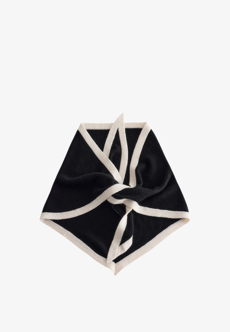Foulard carré noir avec bords crème plié en nœud torsadé sur fond blanc.