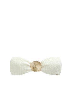 Weißes strukturiertes Stoff-Bandeau mit einem goldfarbenen metallischen Muschel-Detail, zentriert auf einem schlichten weißen Hintergrund.