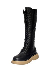 Stivale alto in pelle nera con lacci frontali, punta tonda e suola spessa in gomma beige; presenta una texture liscia e dettagli di cucitura visibili.