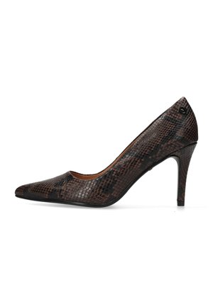Bruine en zwarte pumps met slangenhuidstructuur, puntige neus en smalle stilettohak op een witte achtergrond.