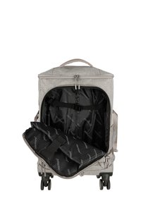 Graues Rollgepäck mit strukturierter Außenseite, ausgestattet mit einem Reißverschlussfach und schwarzem Innenfutter mit wiederholtem Logomuster.