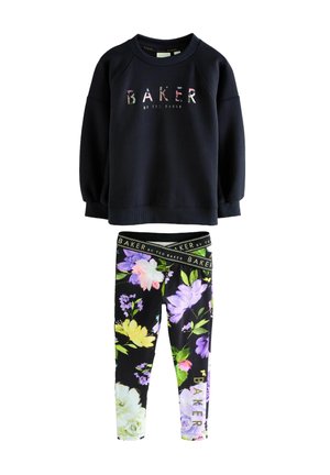 Sweatshirt navy avec le logo "BAKER" en impression florale ; associé à des leggings noirs avec de grands motifs floraux colorés et une ceinture estampillée.