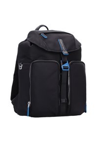 Zaino in tessuto nero con pattina superiore, spallacci regolabili, due tasche anteriori con zip e accenti blu su cerniere e logo. Materiale testurizzato.