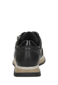 Chaussure en cuir noir avec un dos texturé, une semelle moulée et une fine bande de couleur claire. Présente un petit logo au niveau du talon.