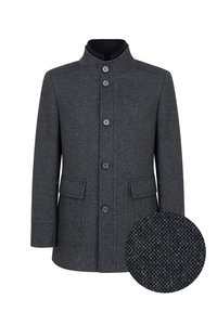 Szary wełniany płaszcz z wysokim kołnierzem, pięcioma guzikami, dwoma bocznymi kieszeniami oraz teksturowaną próbką materiału umieszczoną w okrągłym insetcie.