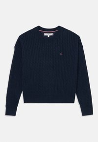 Marineblauer Strickpullover mit Zopfmuster, rundem Ausschnitt und gerippten Bündchen. Verfügt über ein kleines Logo-Patch in Rot, Weiß und Blau.