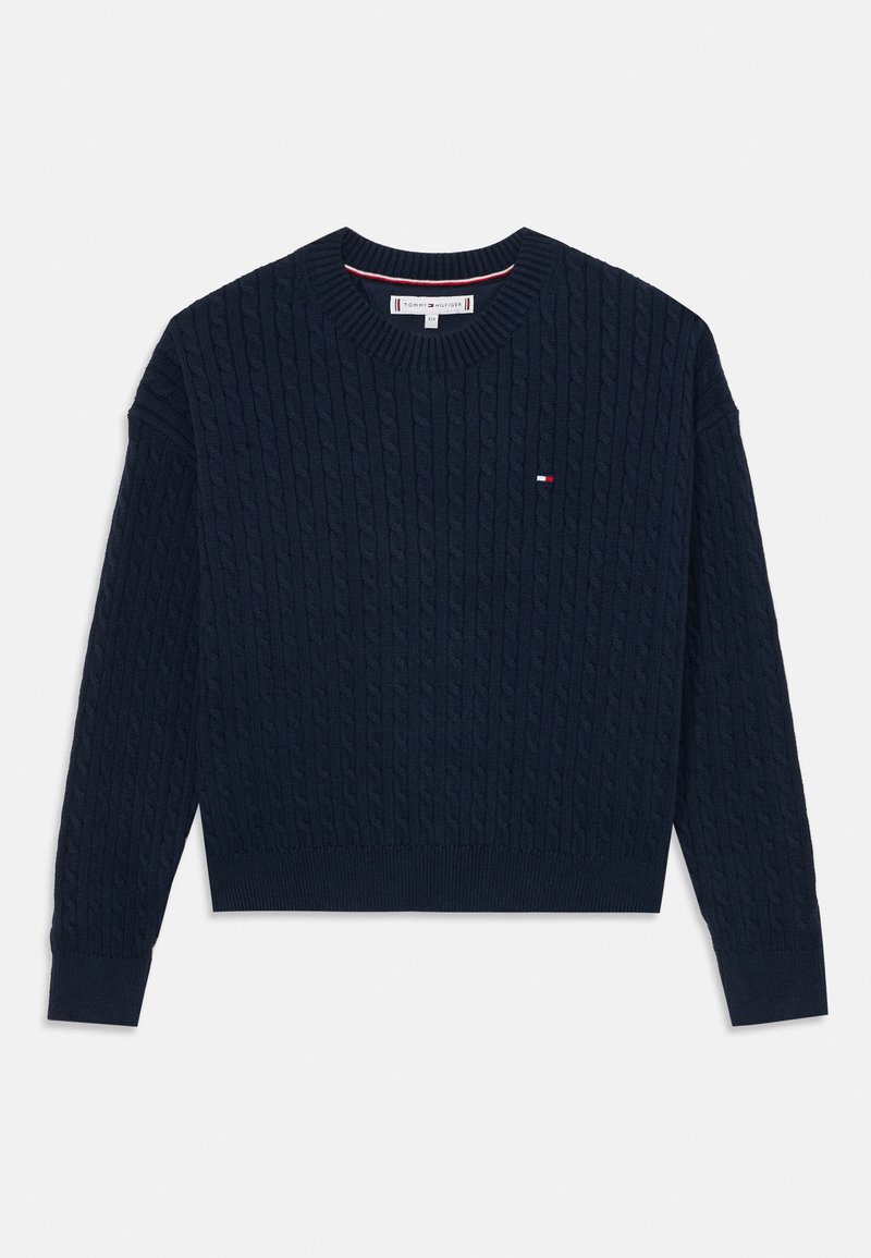 Marineblauer Strickpullover mit Zopfmuster, rundem Ausschnitt und gerippten Bündchen. Verfügt über ein kleines Logo-Patch in Rot, Weiß und Blau.