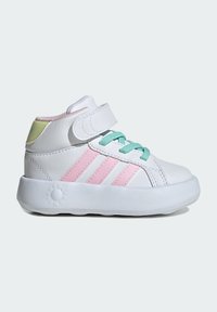 Sneaker alte in materiale sintetico bianco con dettagli in rosa e verde menta, dotati di una cinghia in velcro e suola testurizzata.
