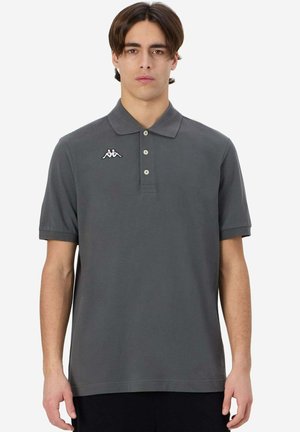 Polo grigio realizzato in tessuto morbido, con colletto, tre bottoni e un logo Kappa bianco sul lato sinistro del petto.