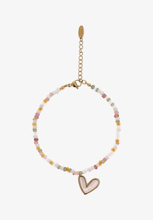 Armband met kralen in roze, wit, geel en groen, met een hartvormige hanger van parelmoer met een gouden rand en een gouden sluiting.