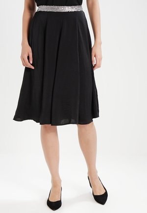 Jupe noire à design évasé, fabriquée en tissu léger. Dotée d'une taille ornée de sequins argentés. Texture lisse, longueur genoux.