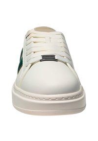 Weiße Ledersneaker mit grünen Seitenpaneelen, flachen weißen Schnürsenkeln und einer strukturierten Gummisohle. Verfügt über ein Metallsignet auf der Zunge.