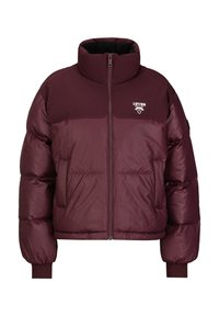 Bordeaux pufferjack met een hoge kraag, ritssluiting en ribgebreide manchetten. Kenmerkt zich door horizontale naden en een klein logo op de borst.