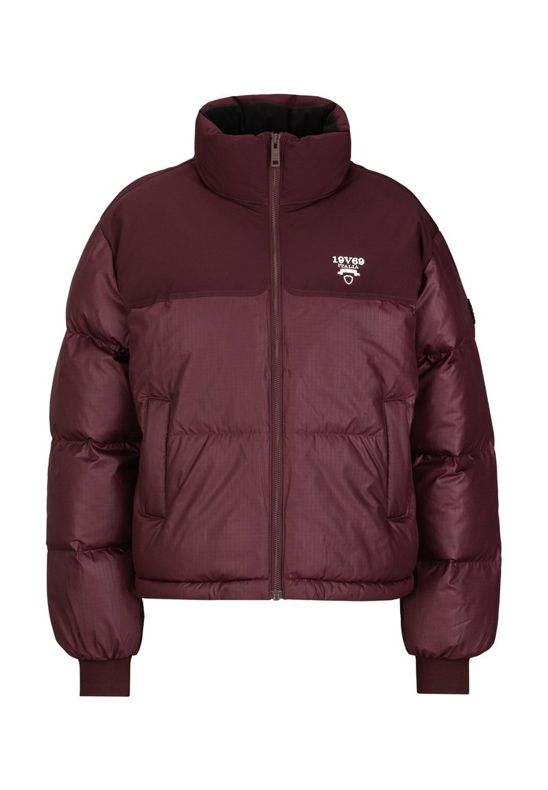 Bordeaux pufferjack met een hoge kraag, ritssluiting en ribgebreide manchetten. Kenmerkt zich door horizontale naden en een klein logo op de borst.