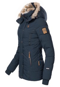 Veste rembourrée marine avec capuche en fourrure, fermeture éclair et boutons-pression, panneaux texturés et écusson avec logo sur la manche. Dispose de poches latérales.