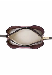 Prostokątna torebka z teksturowanym różowym wnętrzem i gładkim, beżowym środkiem. Złoty zamek błyskawiczny wzdłuż góry, z ciemnobrązowymi akcentami i paskiem.