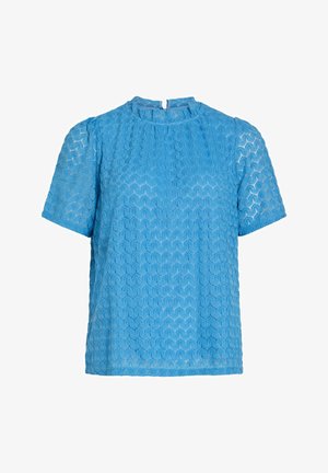 Niebieska teksturowana bluzka z krótkimi rękawami, z okrągłym dekoltem i kluczykowym wycięciem z tyłu. Materiał ma wzór plastra miodu i delikatny połysk.