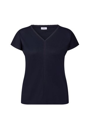 Camiseta negra de cuello en V y manga corta, fabricada en tela suave con un detalle de costura central. Corte relajado con una textura suave.