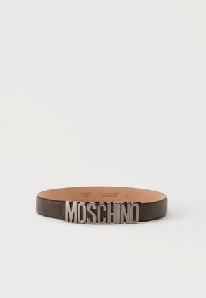 Sort læderbælte med store sølvmetalbogstaver, der staver MOSCHINO på frontspændet, vist på en ensartet lys baggrund.