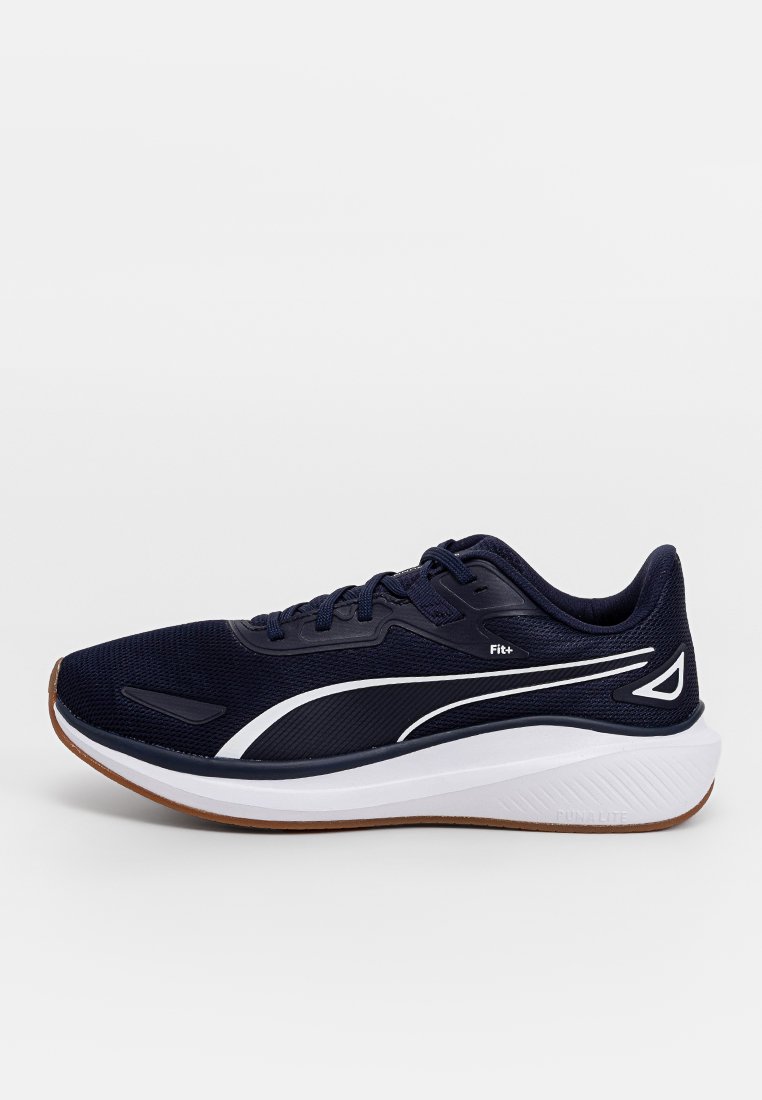 Marineblaue Sportschuhe mit Obermaterial aus Netzstoff, weißen Akzenten, gepolsteter Sohle und Gummiaußensohle für Grip. Mit auffälliger Markenkennzeichnung und Schnürsystem.