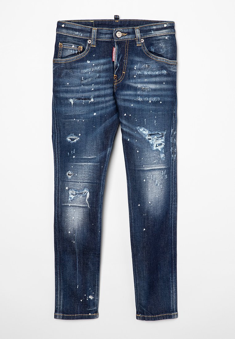 Jeans in denim blu scuro con una vestibilità slim, caratterizzati da aree strappate, spruzzi di vernice bianca e cuciture dorate sui bordi e tasche.