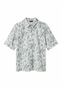 Camisa de botones de manga corta en tela ligera, con un patrón floral azul sobre un fondo blanco. Tiene un cuello clásico y cinco botones.