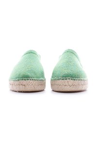 Espadrilles verdes de fieltro con una superficie texturizada y lados elásticos, que cuentan con una suela de yute trenzado y detalles cosidos alrededor del borde.