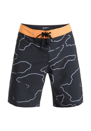 Mustat uimaportsit, joissa on vaaleanharmaita abstrakteja viivoja, oranssi vyötärö ja musta nauhakiinnitys edessä.