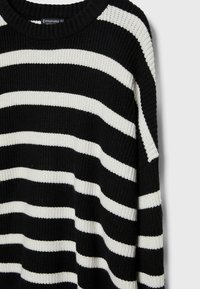 Pull tricoté à rayures horizontales noires et blanches avec col rond et manches longues, étiquette Stradivarius.