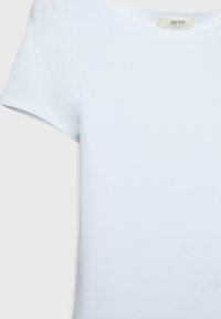 Witte, geribbelde t-shirt met korte mouwen en een ronde halslijn. Gladde textuur, met een label in de hals met de merknaam.