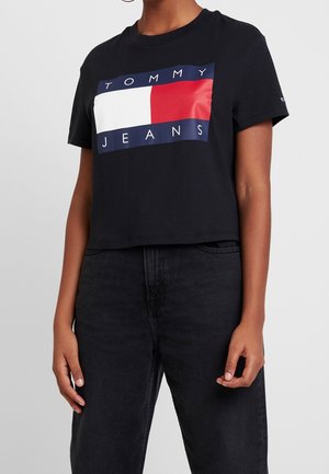 Zwart cropped t-shirt van katoen, met een rechthoekig logoontwerp in marineblauw, rood en wit met de tekst "TOMMY JEANS" in vette letters.