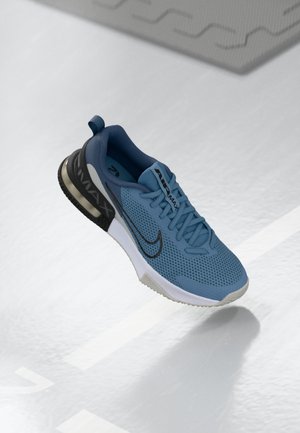 Sneakers sportivi con una parte superiore in rete leggera e traspirante di colore azzurro, dettagli neri e una suola testurizzata bianca e grigia con ammortizzazione ad aria visibile.