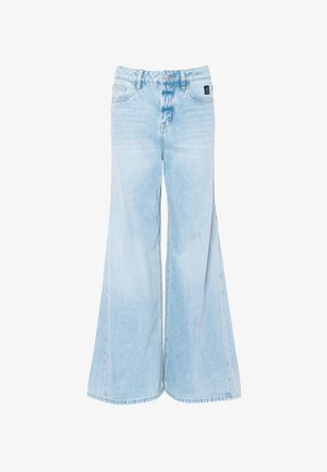 Jasnoniebieskie dżinsy o szerokich nogawkach wykonane z denimu. Posiadają wysoki stan, wyblakłą teksturę, tradycyjny pięć kieszeni oraz zapięcie na jeden guzik.