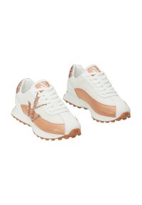 Baskets en maille blanches avec des accents en or rose, talon texturé et semelle en caoutchouc dotée de petits picots pour une meilleure traction. Design à lacets.
