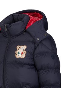 Navyblauer Puffer-Jacke mit rotem Innenfutter, ausgestattet mit einer Bär-Stickerei auf der Brust, Reißverschluss und großem, gepolstertem Kragen mit Druckknöpfen.
