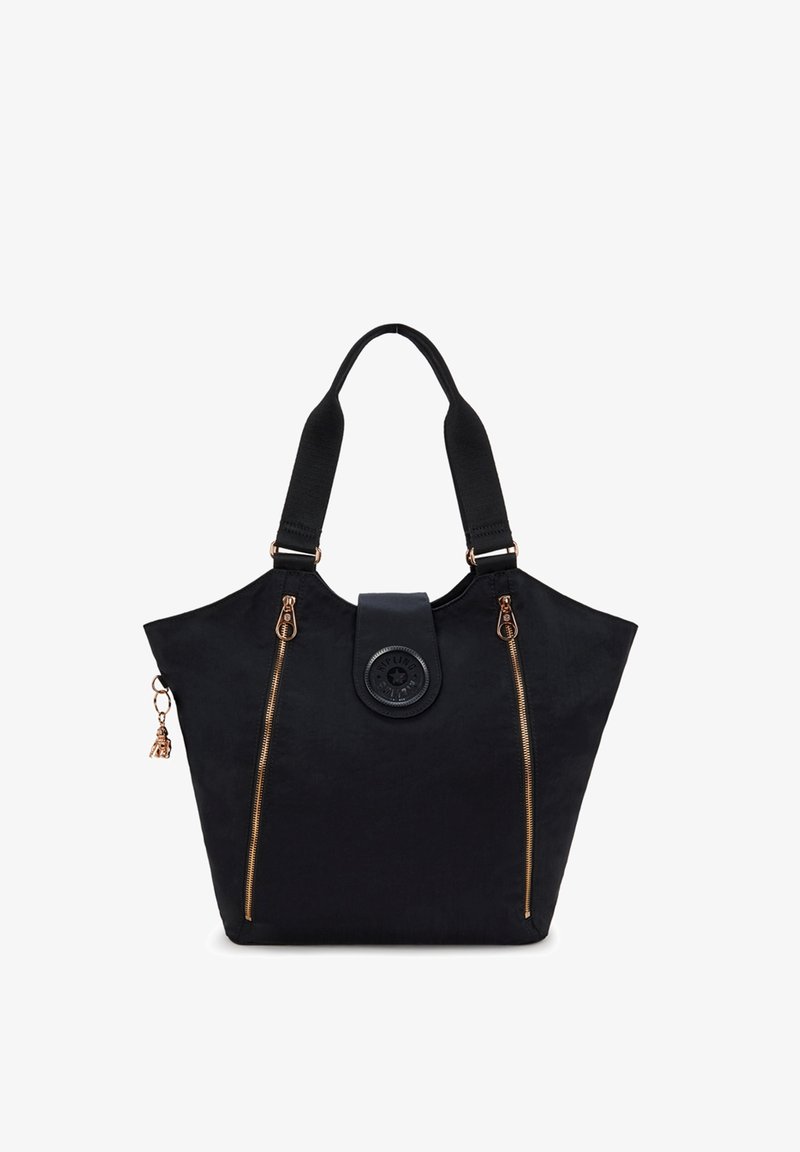 Bolso tote negro con dos bolsillos con cremallera, un cierre de solapa redondeada y correas ajustables. El material parece suave, con una textura lisa.