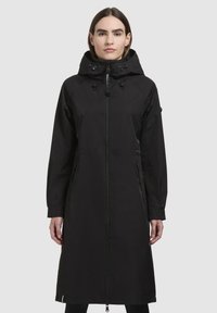 Palton lung negru cu fermoar în față, glugă ajustabilă și buzunare laterale. Prezintă un material texturat și un design minimalistic.