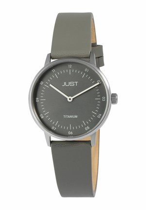 Titan-Uhr mit grauem Zifferblatt, silbernen Stundenmarkierungen und einem grünen Lederarmband. Einfache Design- und Minimalismus-Ästhetik.