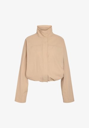 Bézs, rövidített dzseki magas gallérral, hosszú ujjakkal és rejtett elülső záródással, fehér háttéren bemutatva.