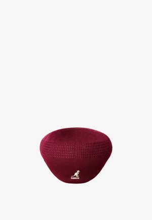 Bordeauxfarbene Kangol-Strickmütze mit strukturiertem Muster und weißem Känguru-Logo, mittig unten vorne.