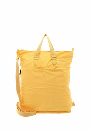 Bolsa tote de tela amarilla y ligera con dos asas cortas, un bolsillo frontal y una correa de hombro ajustable sobre un fondo blanco.