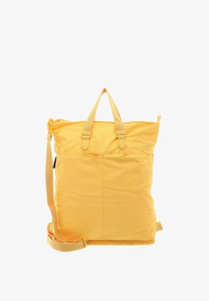 Borsa tote in tessuto leggero gialla con due manici corti, una tasca frontale e una tracolla regolabile su sfondo bianco.