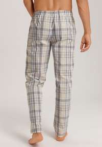 Lichte geruite pyjama's in beige, grijs en blauw, met een elastische tailleband en een tapered leg ontwerp. Comfortabel katoenen materiaal.
