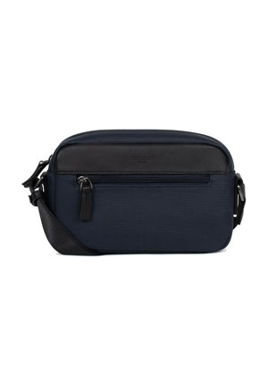 Borsa a tracolla compatta blu navy con sezione superiore in pelle nera e tasca frontale con cerniera, tracolla regolabile su sfondo bianco.