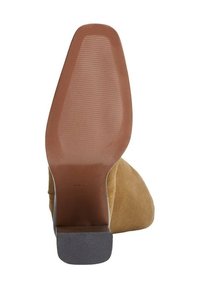 Botte à talon haut en daim marron avec un bout rond, dotée d'une semelle extérieure en caoutchouc texturé et d'une semelle intérieure lisse couleur tan. Hauteur de talon d'environ 3 pouces.